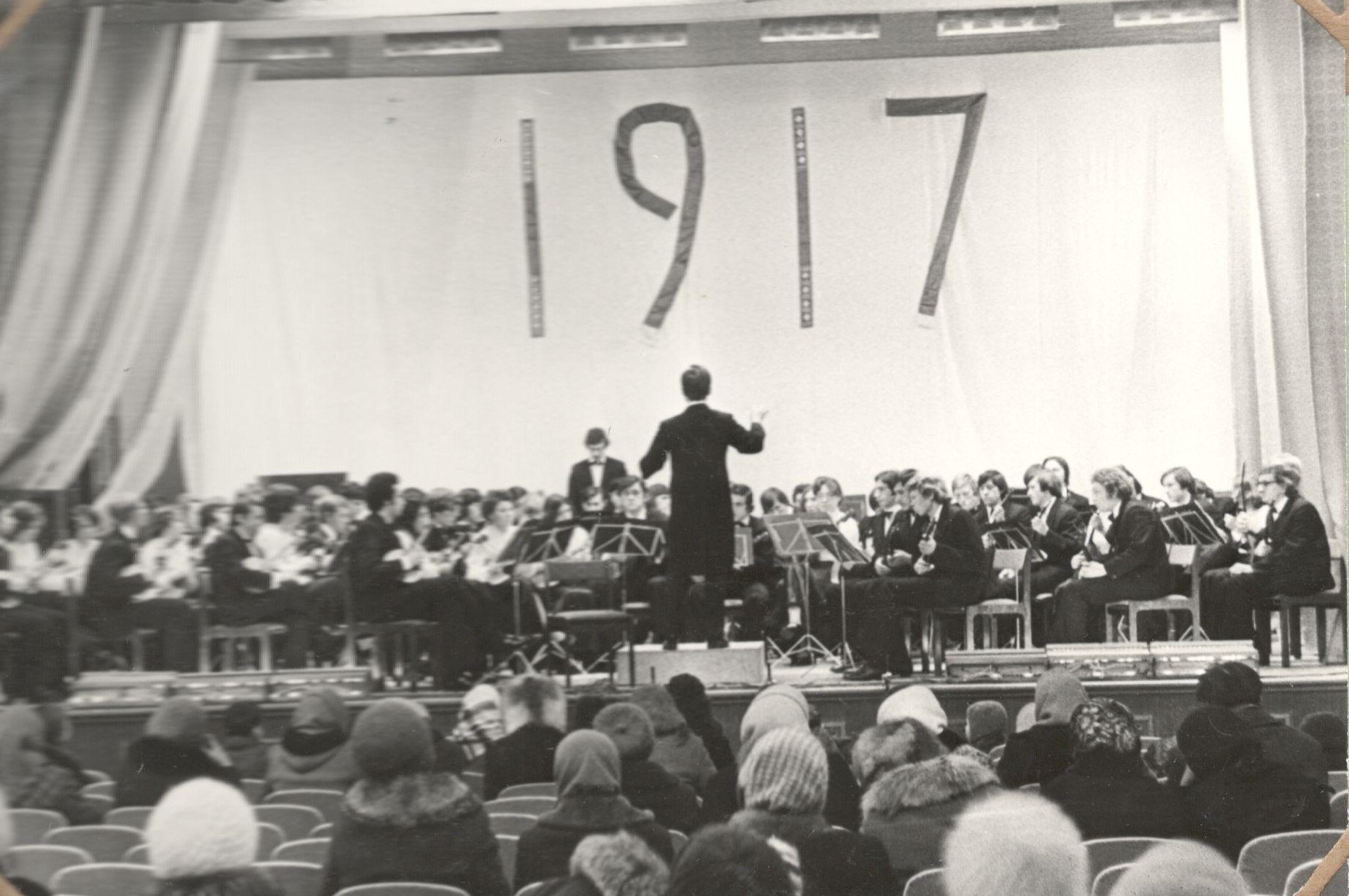 Ельцин дирижирует оркестром в германии. Ельцин дирижирует оркестром гиф. Ельцин дирижирует оркестром в Германии видео.