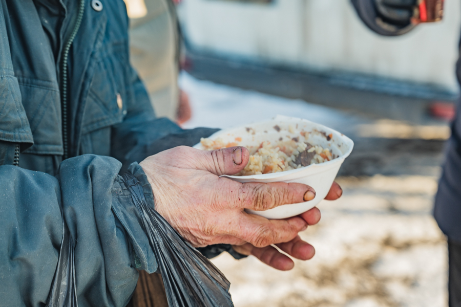Еда для бездомных. Закят милостыня. Хлеб для бездомных.