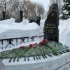 Бүген Илһам Шакировның каберен зиярат кылдылар (ФОТО)