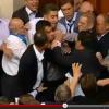 Күрми калмагыз: Украинада депутатлар сугышкан (ВИДЕО)
